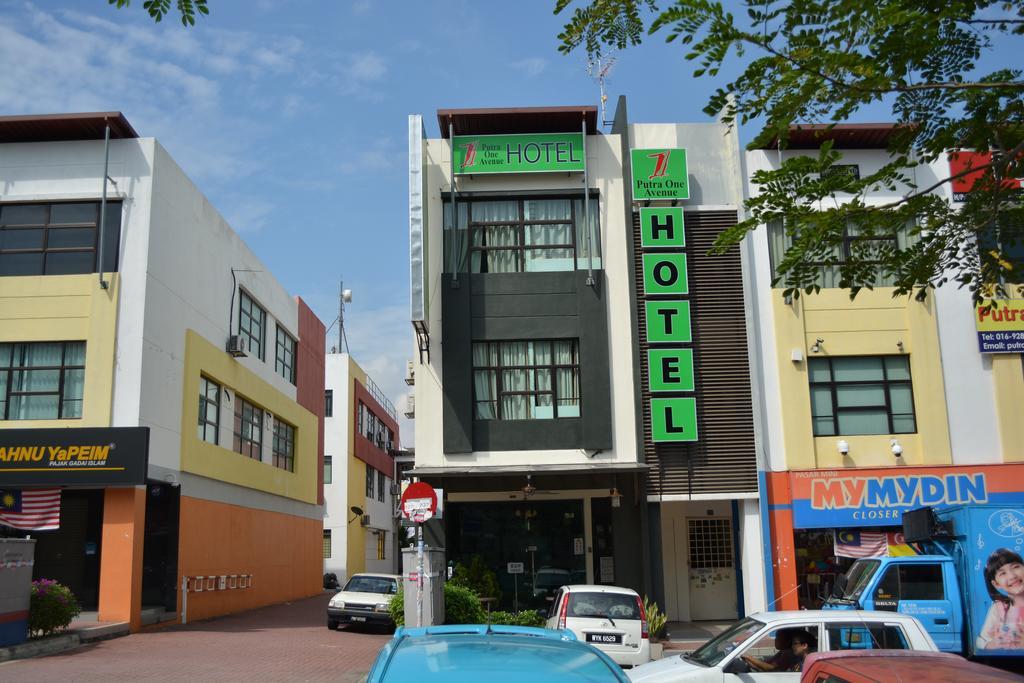 Putra One Avenue Hotel Seri Kembangan Exterior photo