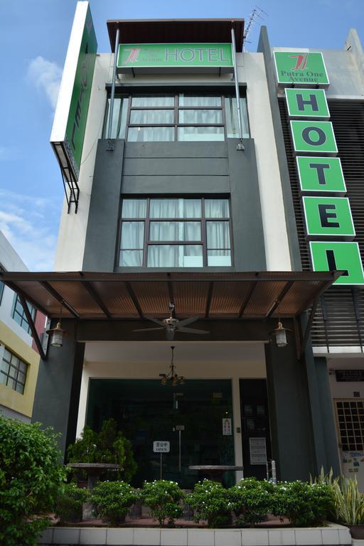 Putra One Avenue Hotel Seri Kembangan Exterior photo