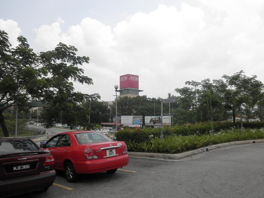 Putra One Avenue Hotel Seri Kembangan Exterior photo